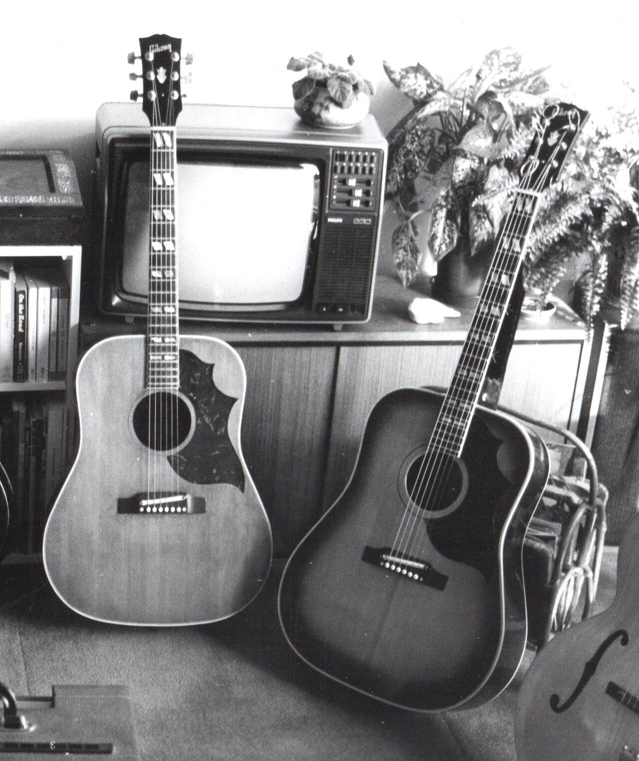 1963-4_Gibson_Country_Western_and_SJ_acoustic_guitars.jpg