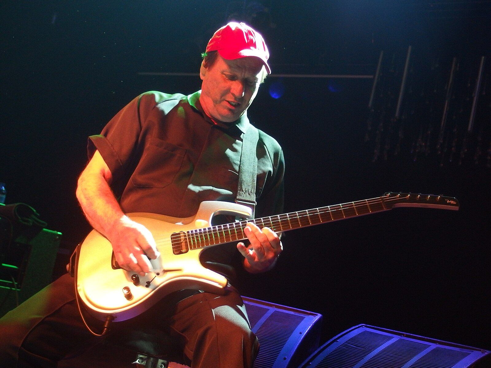 Adrian_Belew,_live_in_Lisbon,_2017.jpg