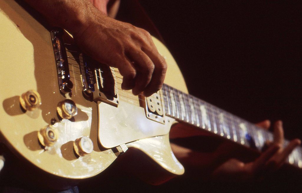 Al_Di_Meola_guitar_in_Utrecht,_Netherlands.jpg