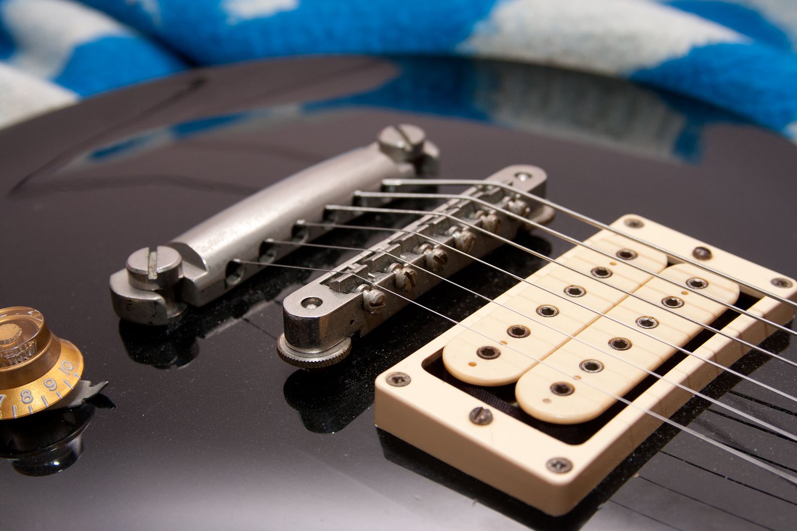 Aria_Pro_II_LS-700_BK_(SN_012082)_-_stopbar_tailpiece,_tune-o-matic_bridge,_&_bridge_humbucking_pickup_(2013-04-13_19.46.01_by_Daniil_Ulanov).jpg
