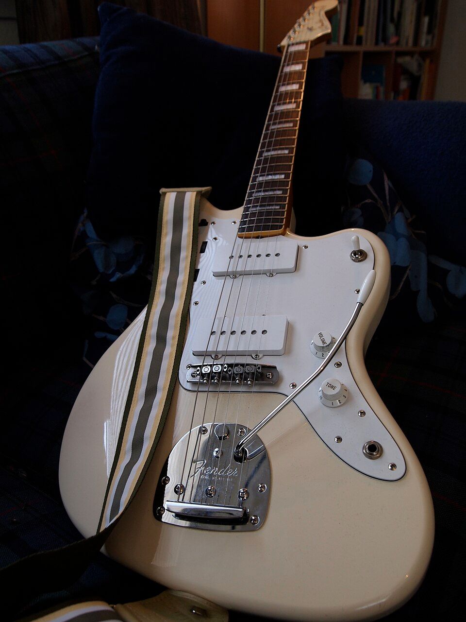 Fender_Jazzmaster_CIJ_Vintage_White.jpg