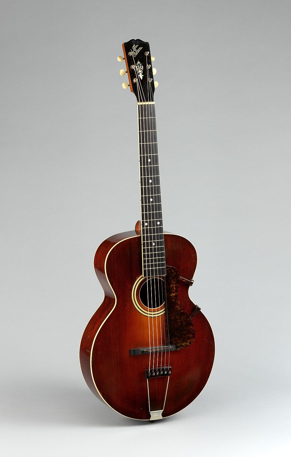 Gibson_L-3_archtop_guitar_(c.1917,_SN32544)_by_Gibson_Mandolin-Guitar_Manufacturing_Co.,_Ltd.,_America._In_the_Metropolitan_Museum_of_Art_(Accession_Number_2013.130a–c).jpg