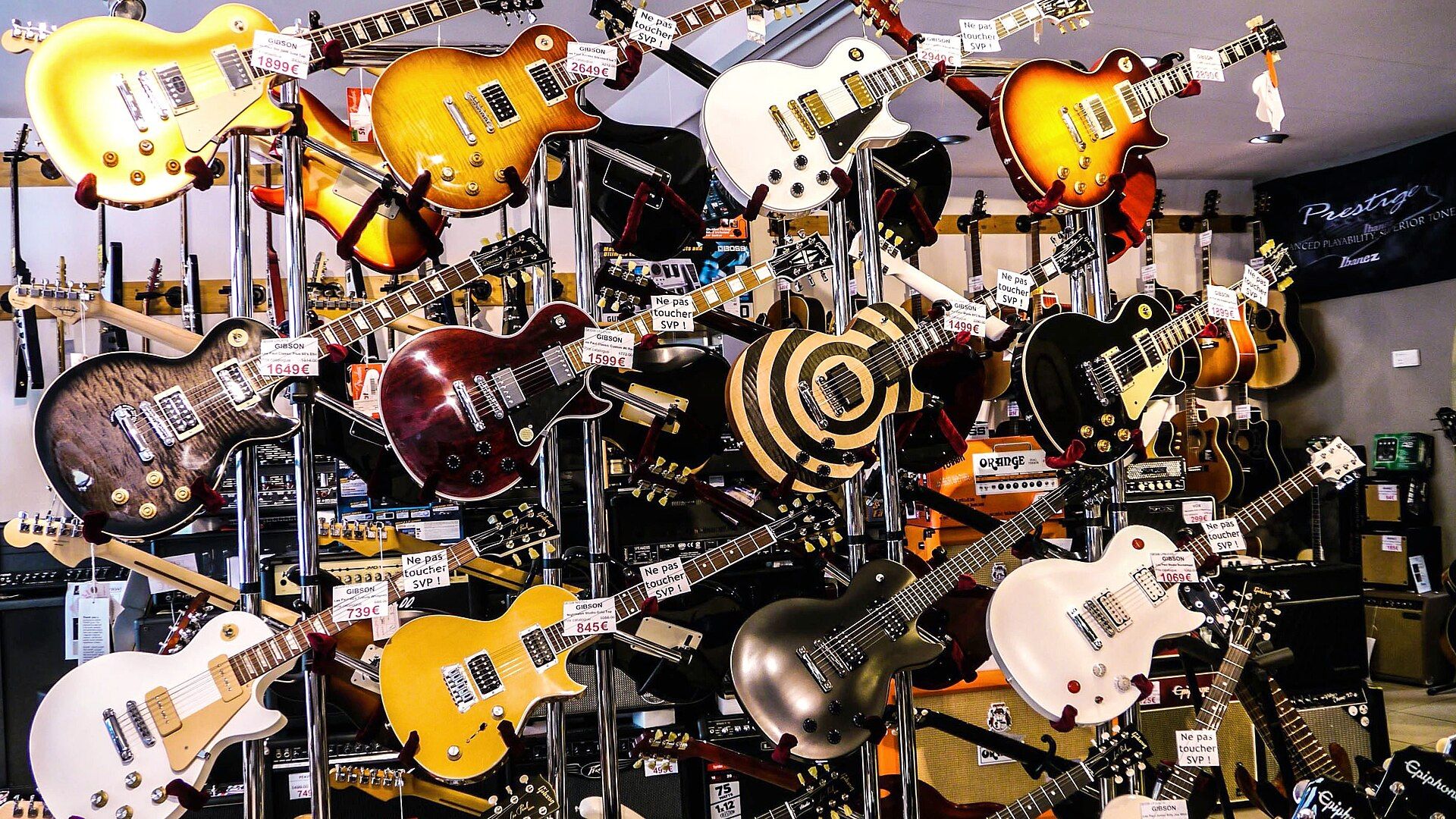 Gibson_Les_Paul_guitars_at_guitar_shop_(2012-07-20_15.30.54_by_Pierre_Prégardien_@pixnio).jpg