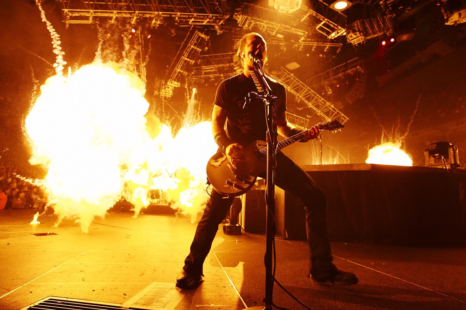 James_Hetfield_with_Metallica_--_7_October_2004.jpg
