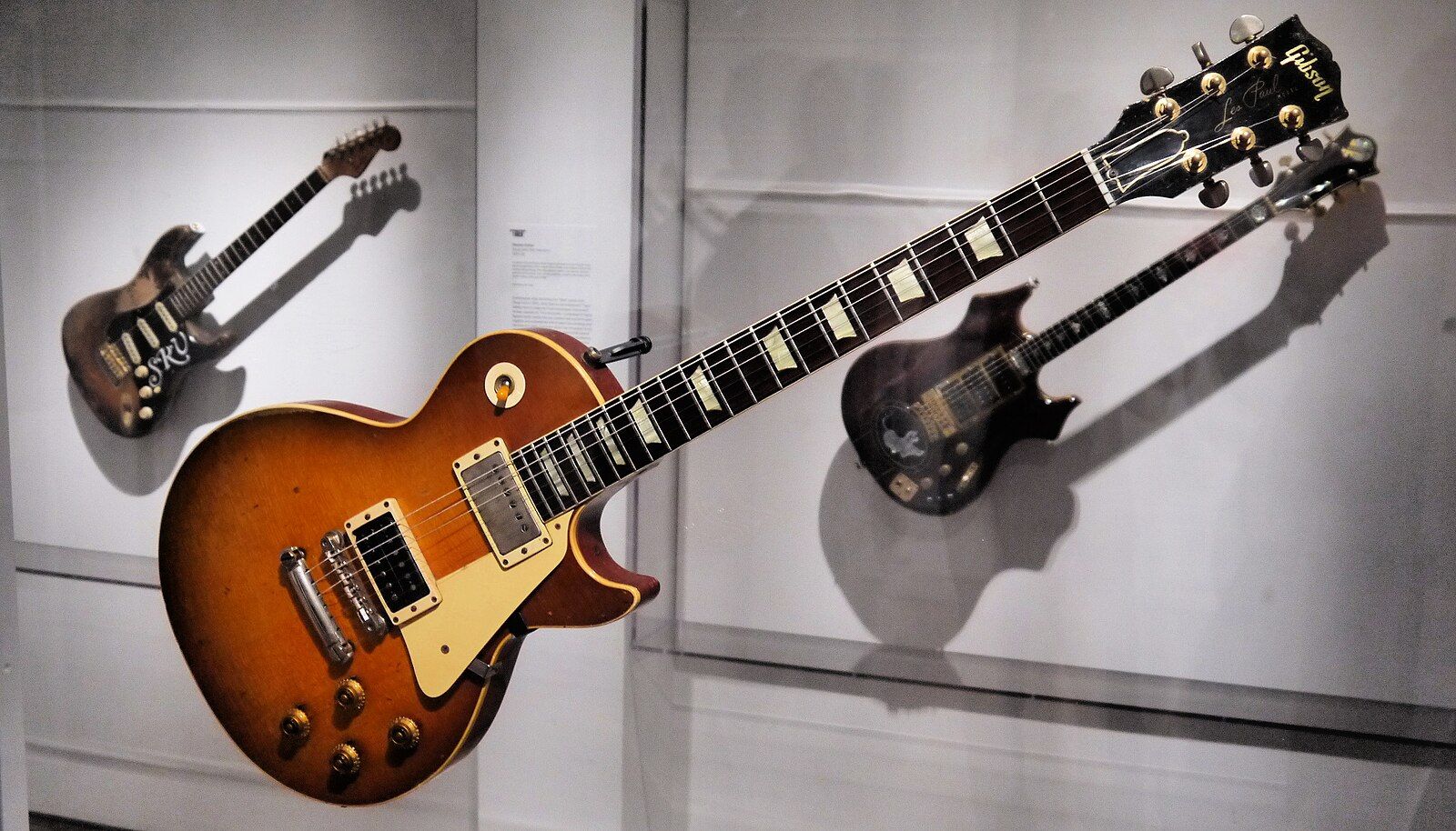 Jimmy_Page's__Number_One__ca.1959-1960_Gibson_Les_Paul_Standard_-_Play_It_Loud._MET_(2019-05-13_18.43.02_by_Eden,_Janine_and_Jim).jpg