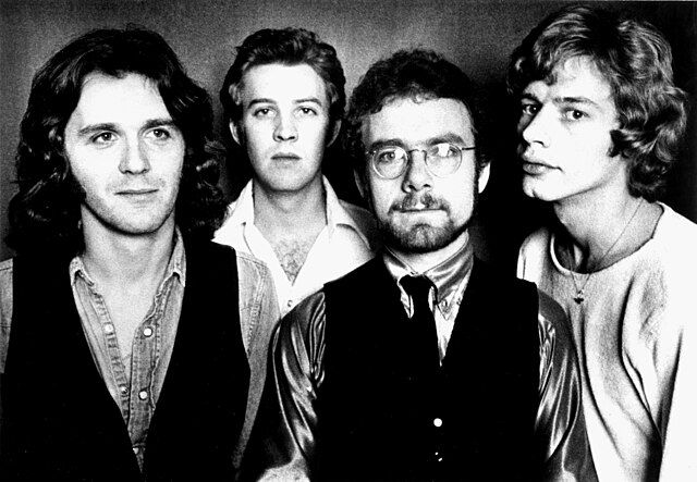 King_crimson_1974_press_photo (1).jpg
