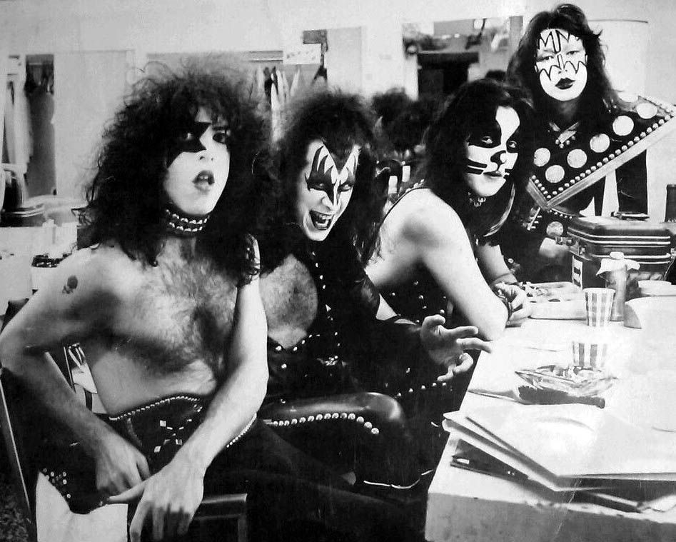 Kiss_at_backstage_(1975).jpg