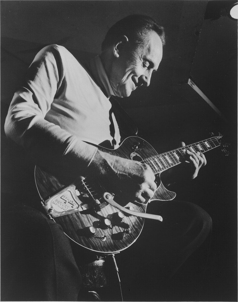 Les_Paul,_Fat_Tuesday,_New_York,_N.Y.,_ca._1980s_(William_P._Gottlieb_No.384)_-_clipped.jpg