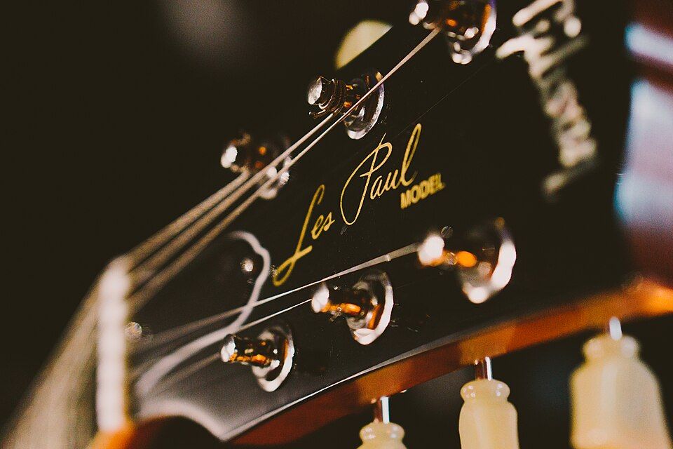 Les_Paul_headstock_(Unsplash).jpg