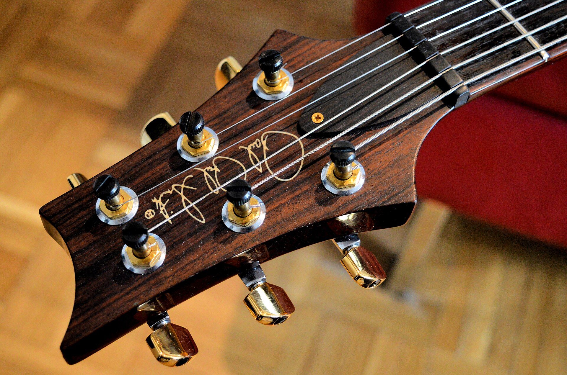 PRS_Headstock_Close-up.jpg