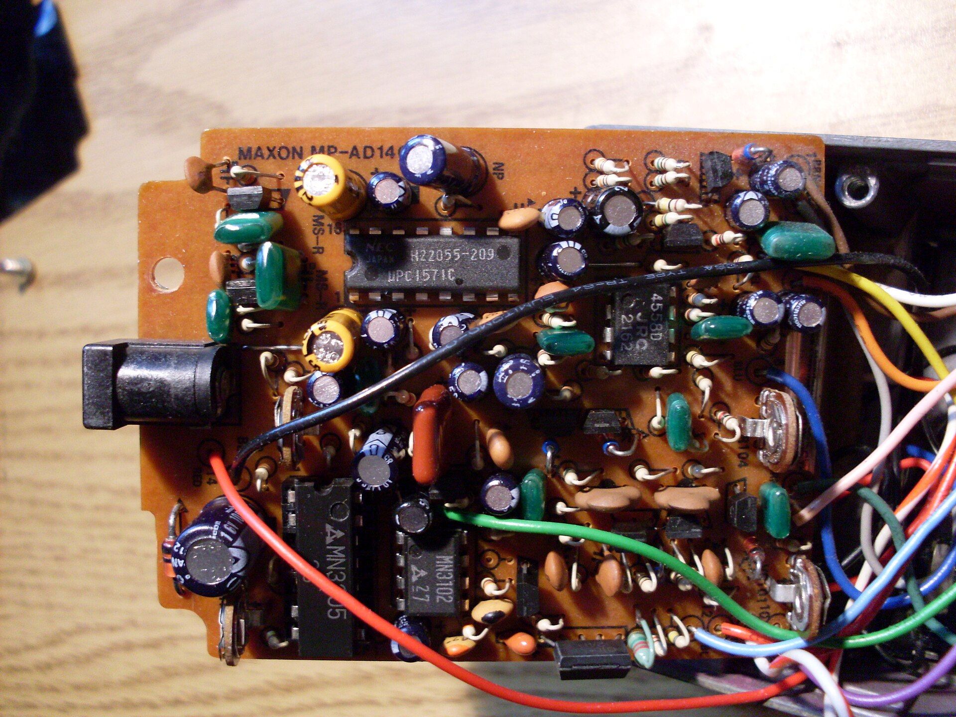 Vintage_Ibanez_AD-9_analog_delay_pedal_-_circuit_(top).jpg